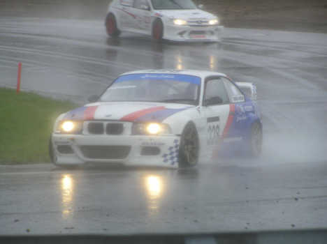 Teknisk ikke noget godt billede af Jørgen Hansen og hans BMW, men demonstrerer meget godt udsynsforholdene for både kørere og tilskuere.